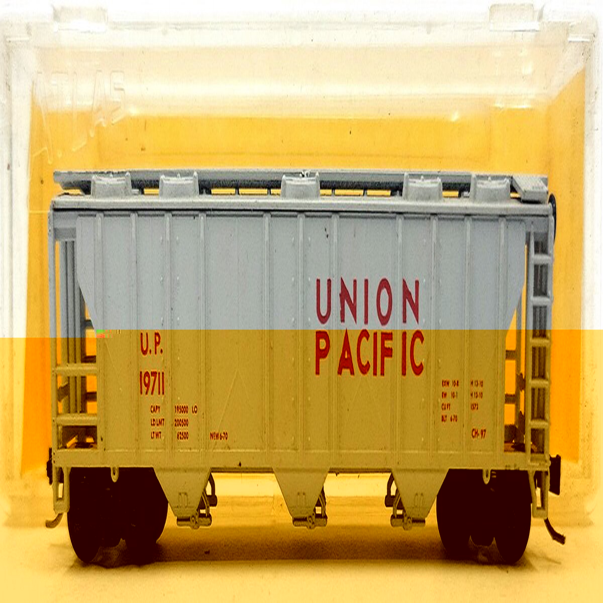 Atlas 3720 N Scale Union Pacific 3-Bay Covered Hopper #19711 EX/Box