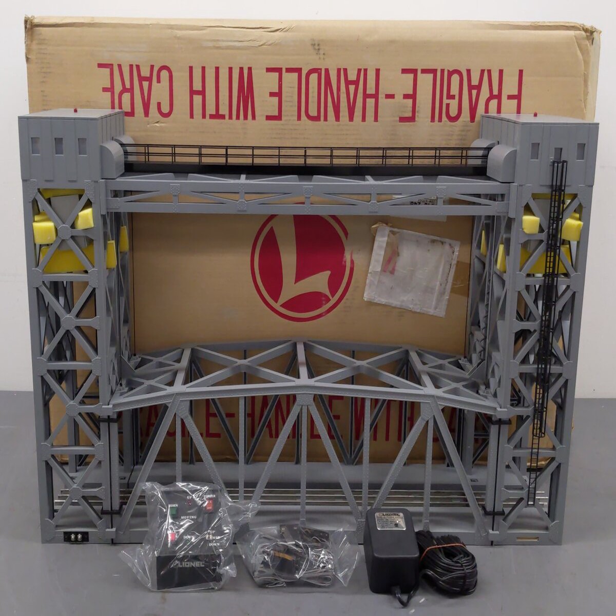 Lionel 6-12782 Operating Lift Bridge with Bell & Lights EX/Box