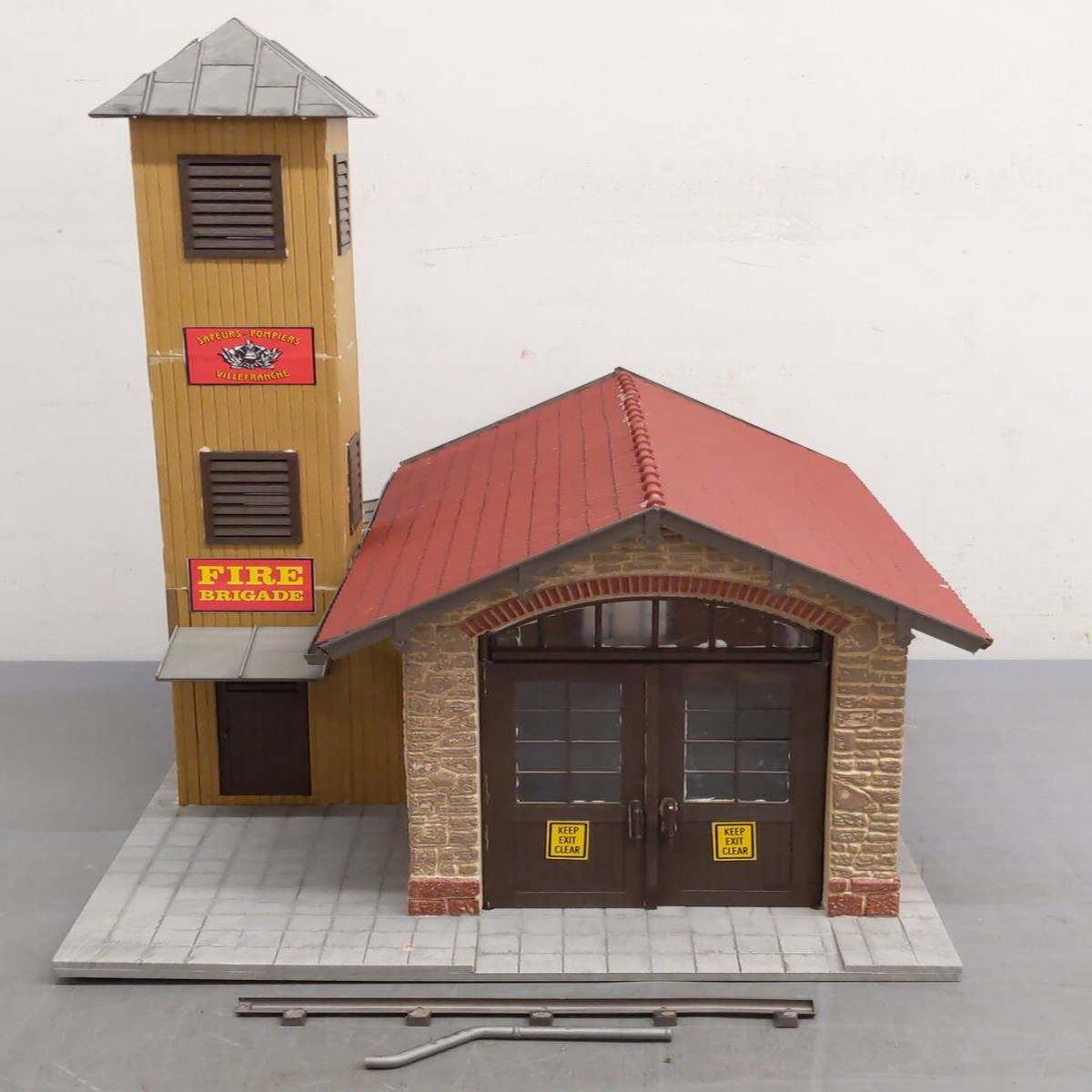 Pola 992 G Scale Fire Station Kit- Assembled VG