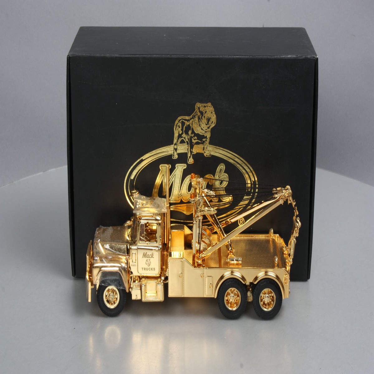 First Gear 19-2762 1:34 Scale Diecast 2001 Mack R Gold Edition Tow Truck NIB