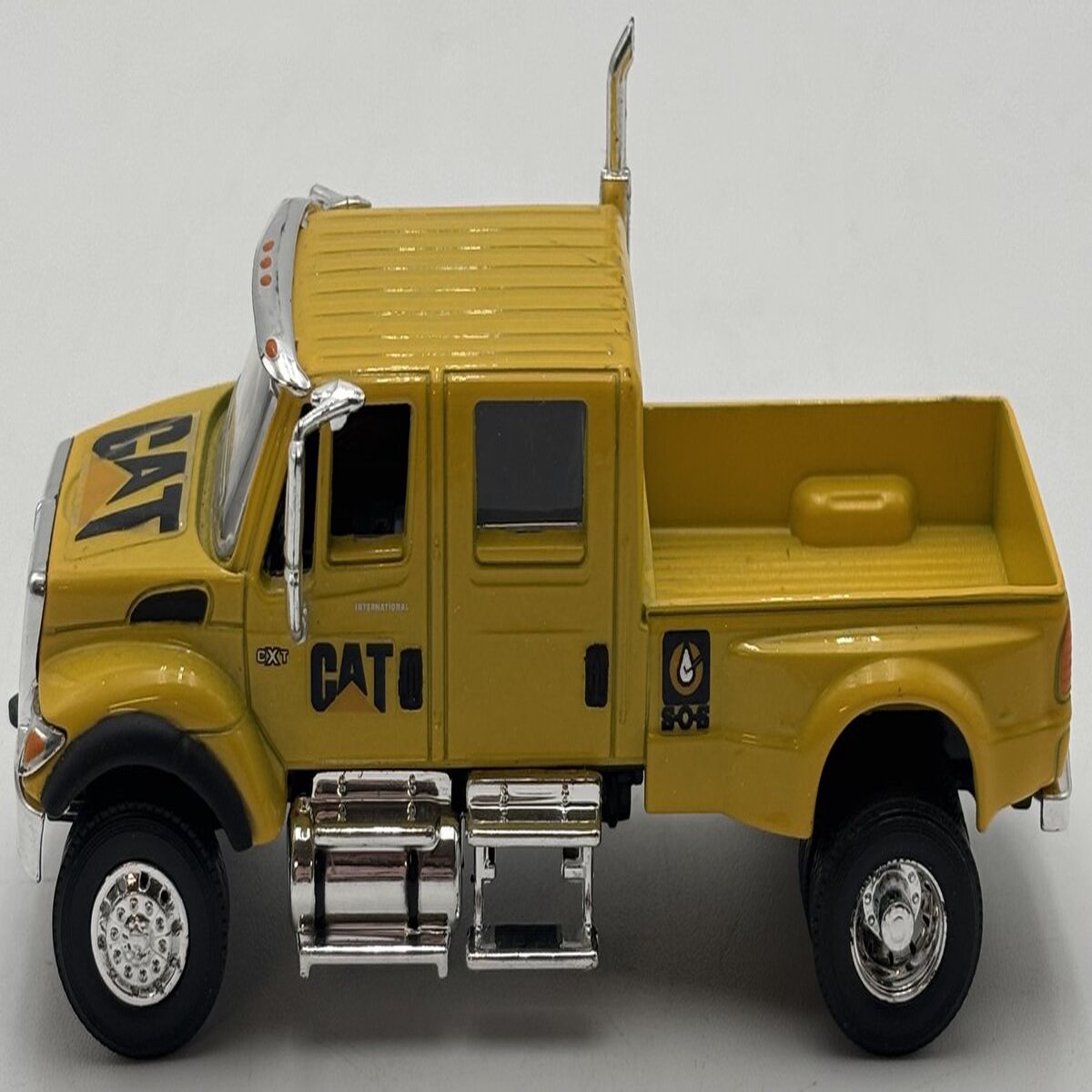 Malibu International 06400 1:43 CAT Yellow CXT Crew Cab Pick Up Truck EX