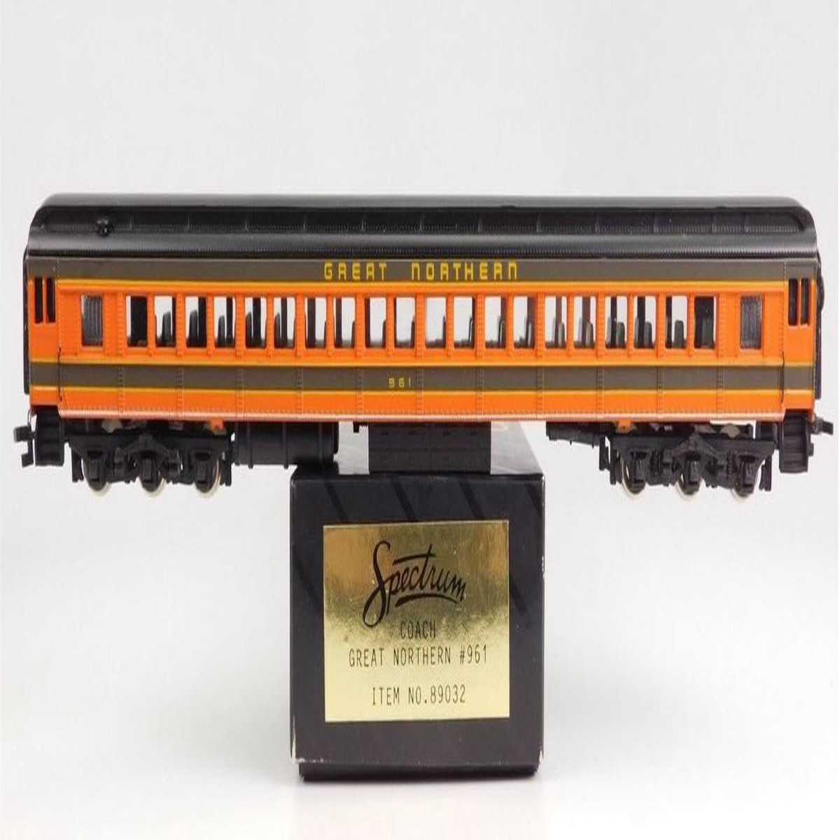 Bachmann 89032 HO Scale Great Northern Coach Passenger Car #961 MT/Box