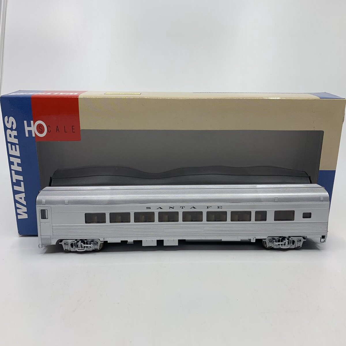Walthers 932-6425 HO Scale Santa Fe 85' Budd Lounge Car LN/Box