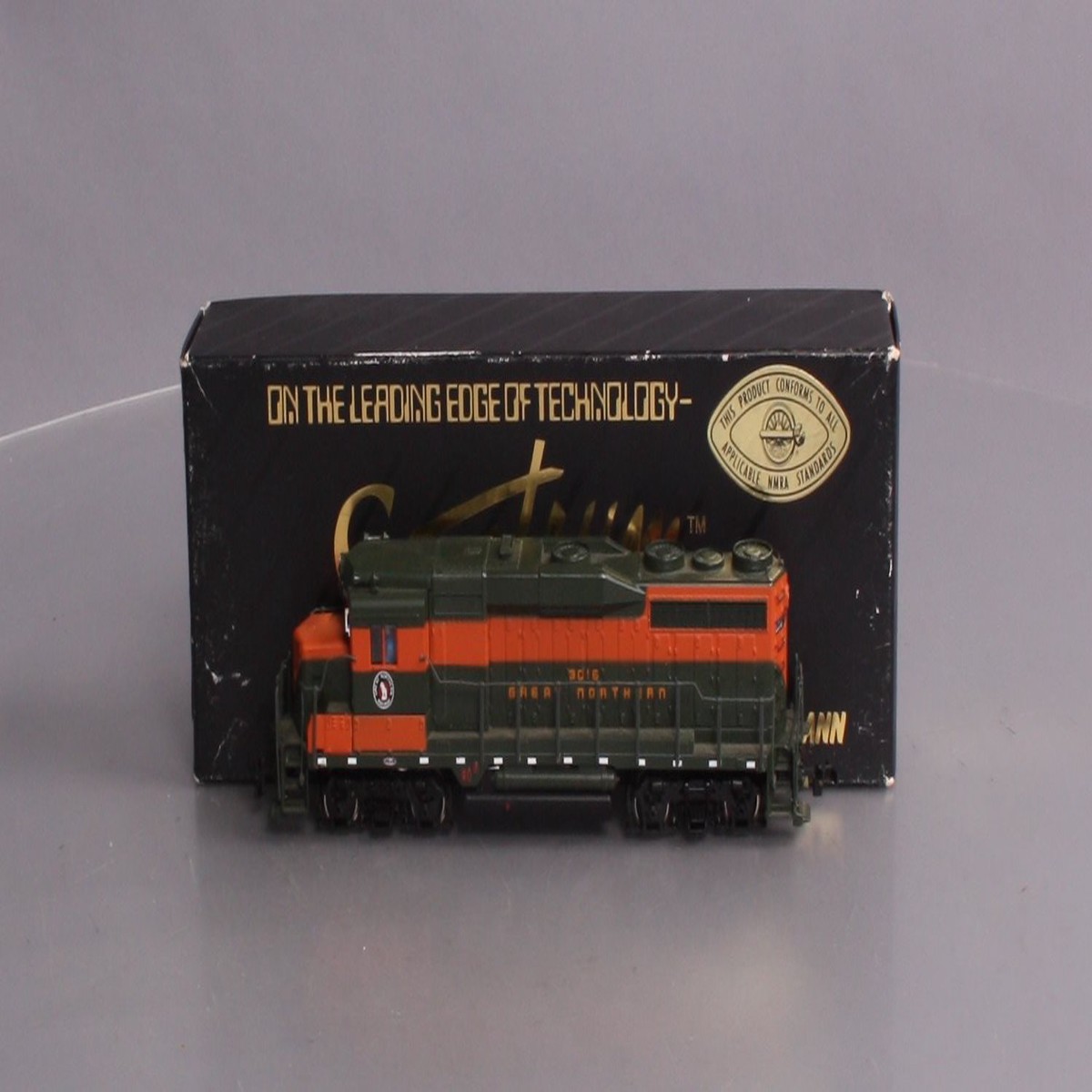 Bachmann 41-0825-11 HO Great Northern GP-30 Powered Diesel Locomotive #3016 MT/Box