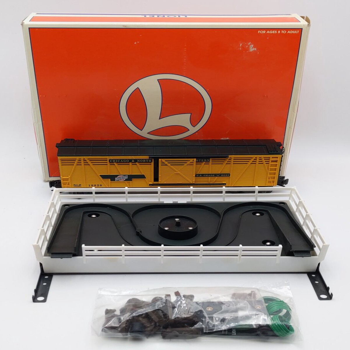 Lionel 6-19828 O Gauge C&NW Operating Cattle Car and Stockyard EX/Box