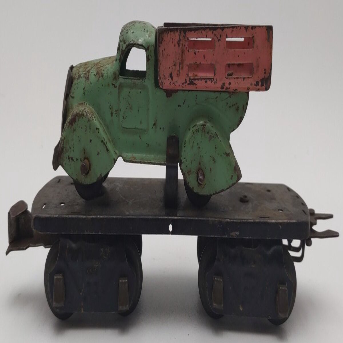 Marx 562 Vintage O Flatcar w/Green Truck With Green Light Red Bed VG