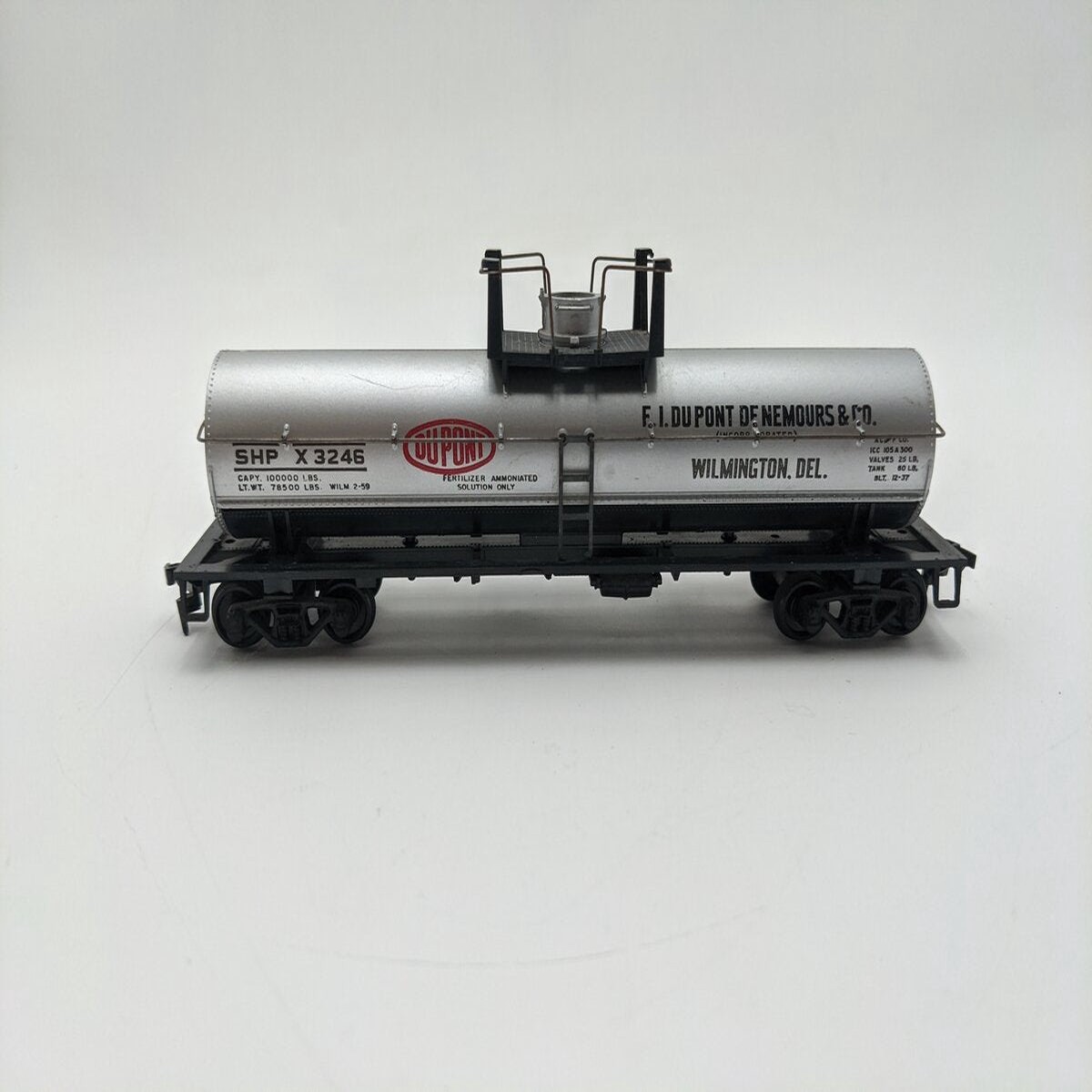 Athearn 1553 HO DuPont Chemical Tank Car Kit #X3246 EX