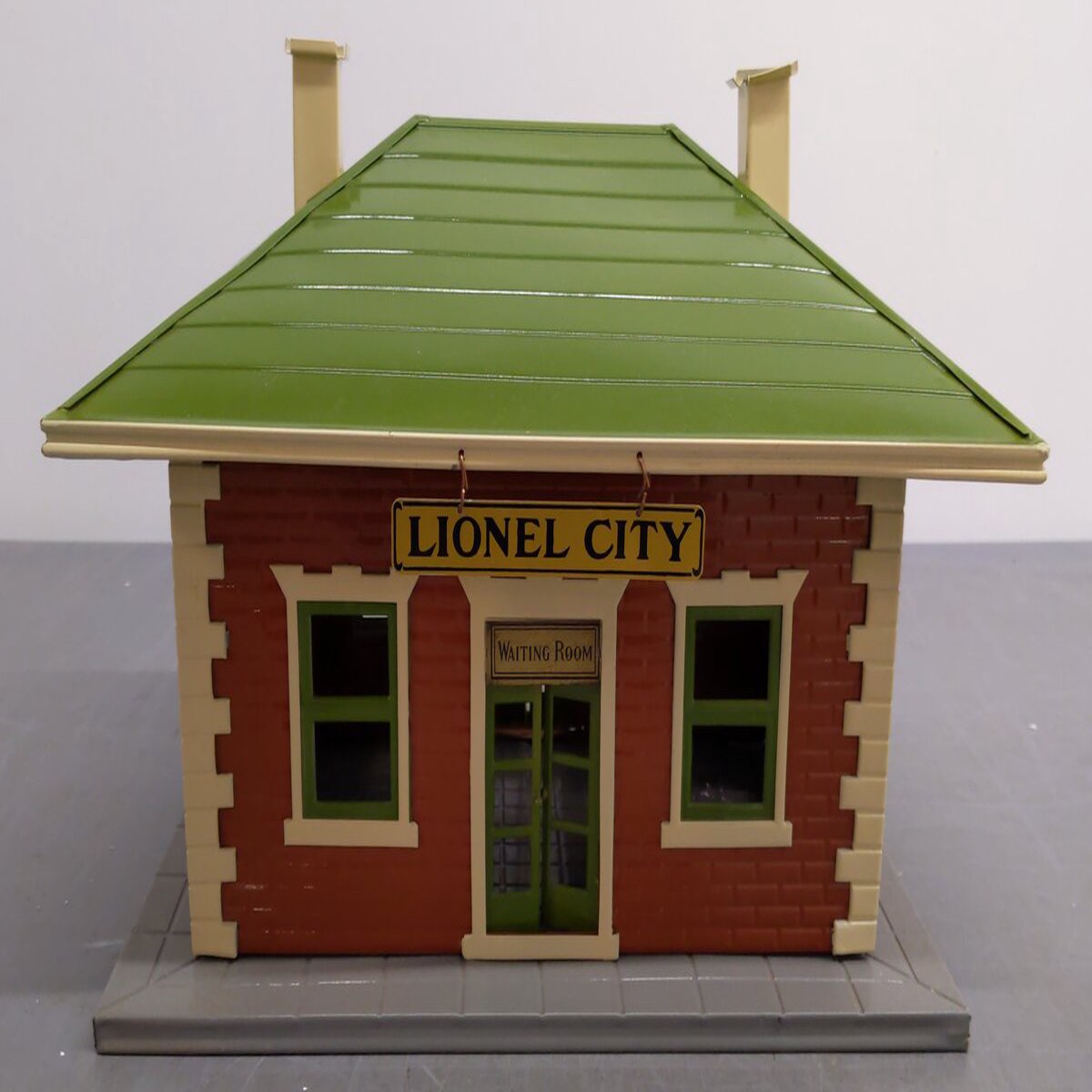Lionel 124 Vintage Standard Gauge Lionel City Tinplate Station w/ Lights