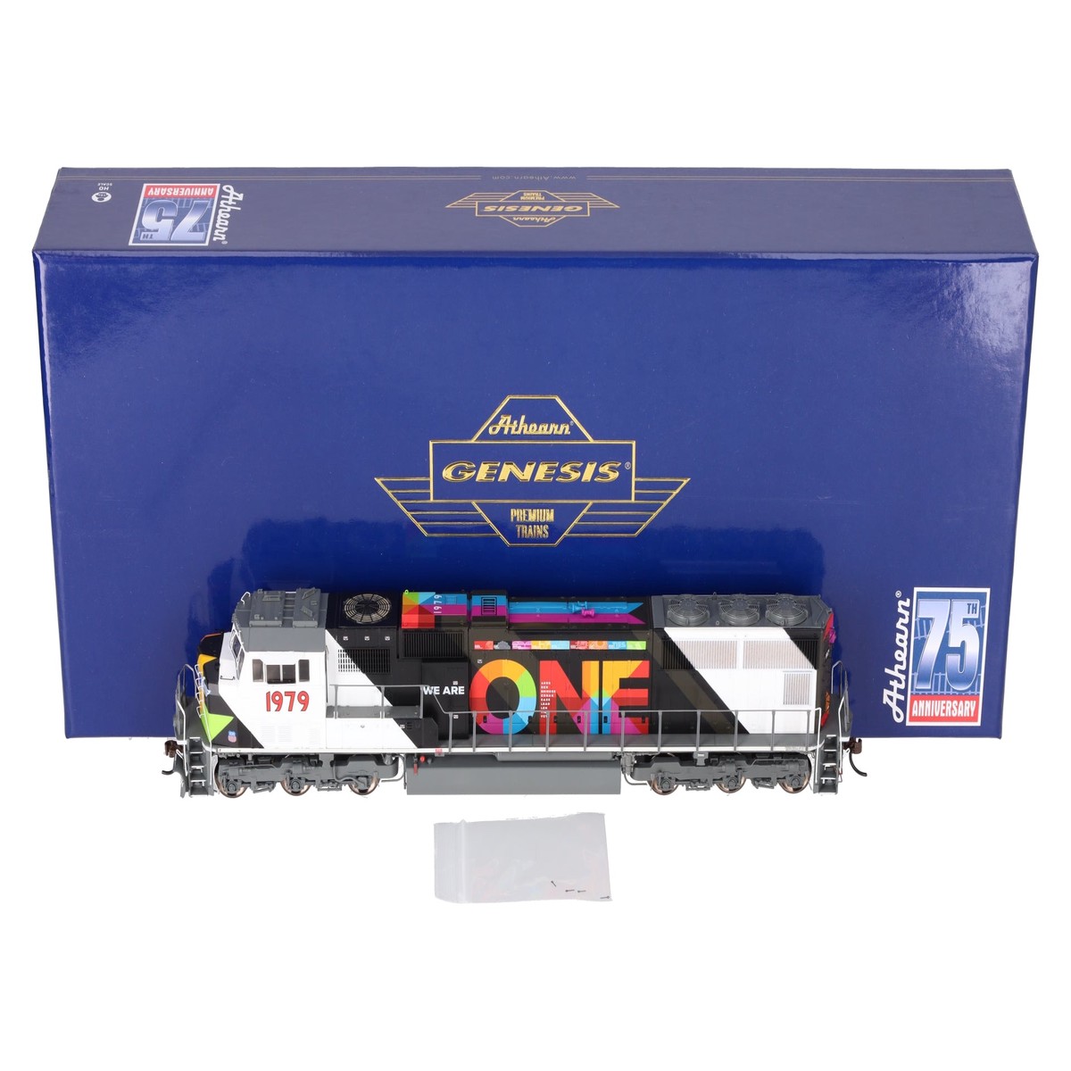 Athearn G75718 HO Scale Union Pacific "We are One" SD70M Diesel Locomotive #1979 EX/Box