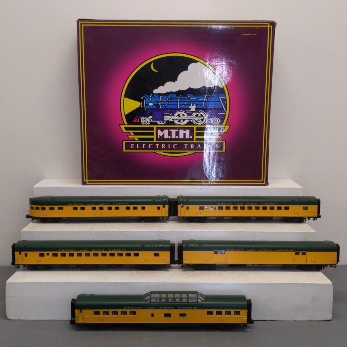 MTH 20-6591 O Chicago & North Western 70' Streamlined Passenger Cars (Set of 5) LN/Box