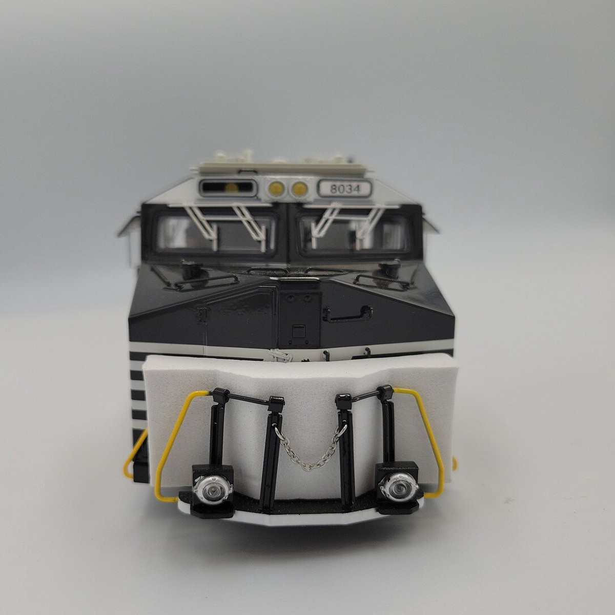 Lionel 8034-1 O Gauge Norfolk Southern Legacy ES44 Diesel Locomotive Shell #8034