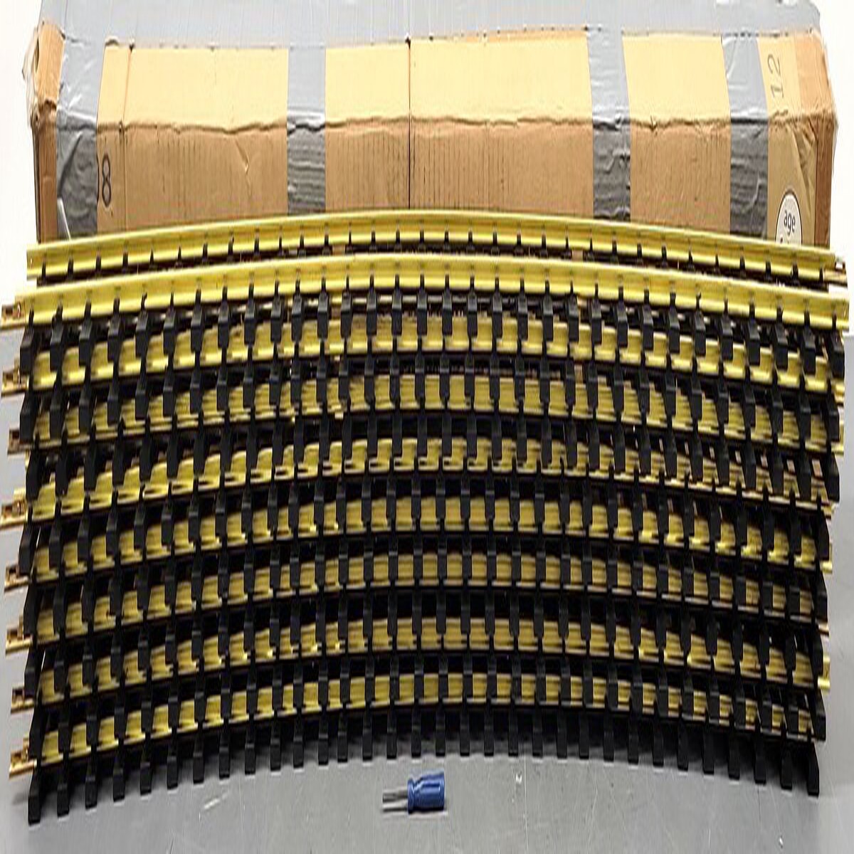 USA Trains R81800 G 16' Diameter Curved Track (8) LN/Box