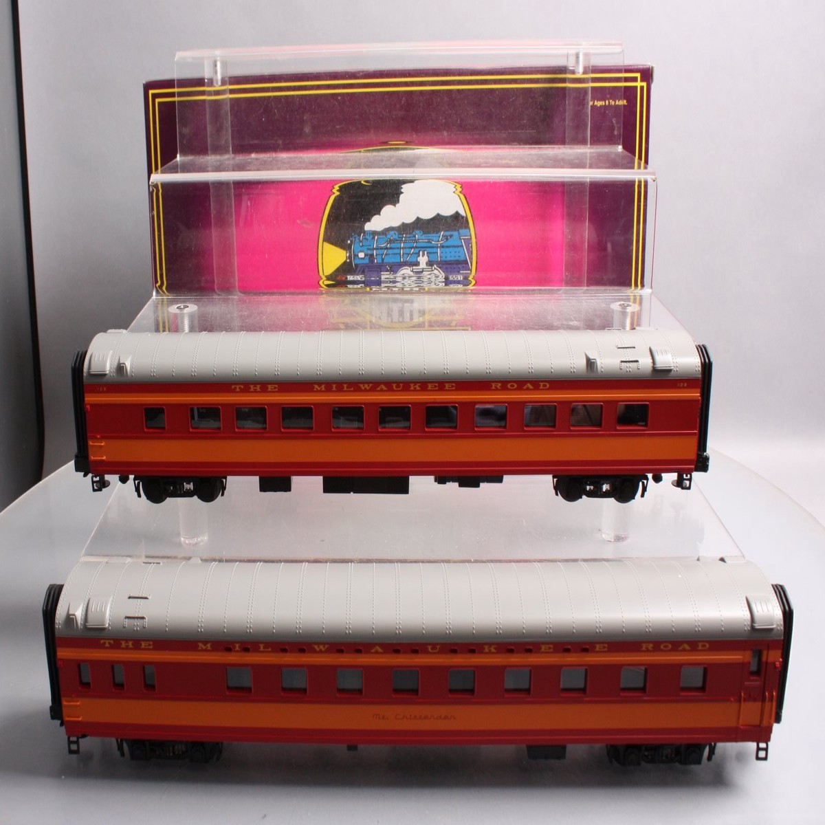 MTH 20-6672 O Milwaukee 70' Streamlined Slpr/Diner Passenger Car Set (Set of 2) LN/Box