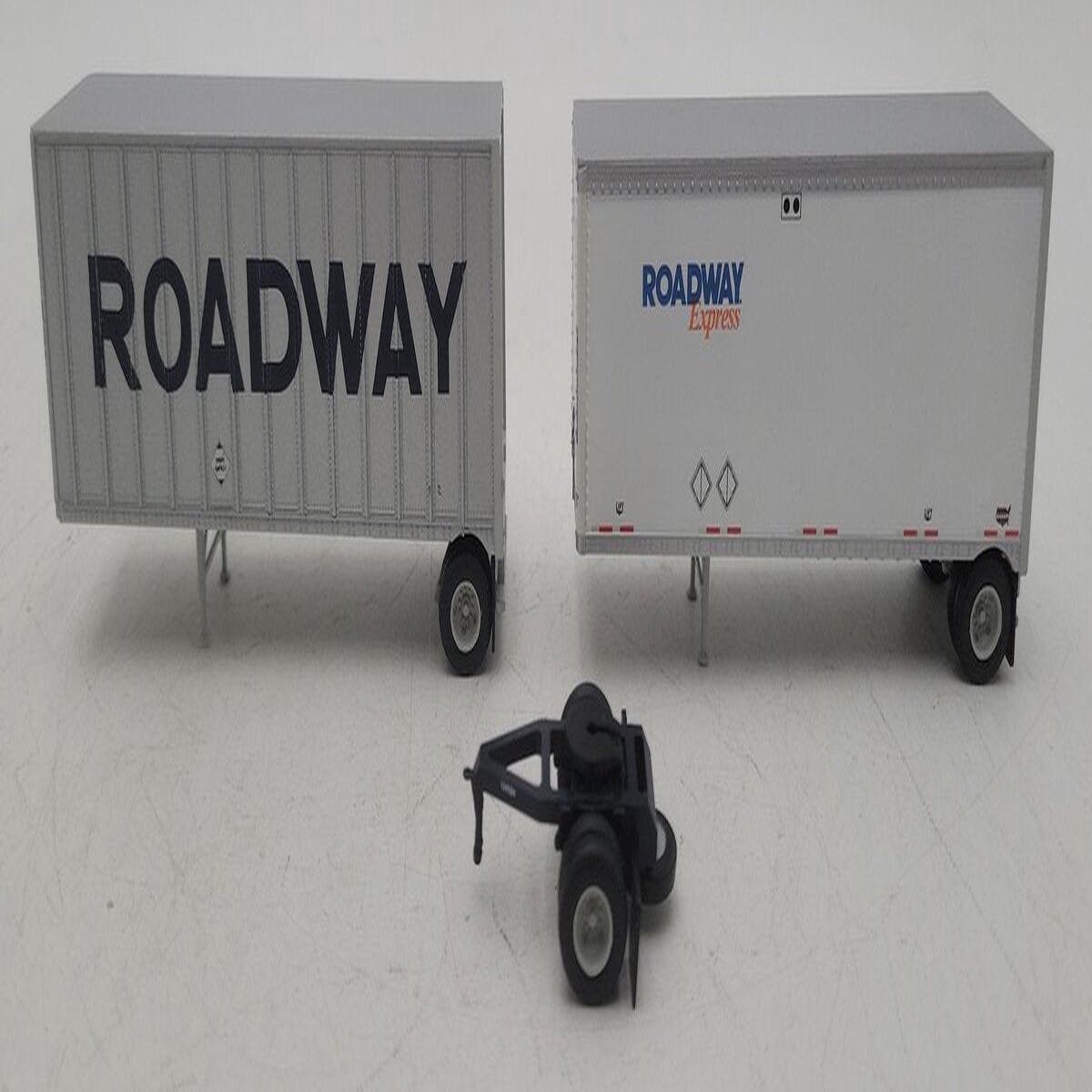 Athearn 91042 HO Roadway Two 28' Wedge Trailers & Dolly (Pack of 2) EX