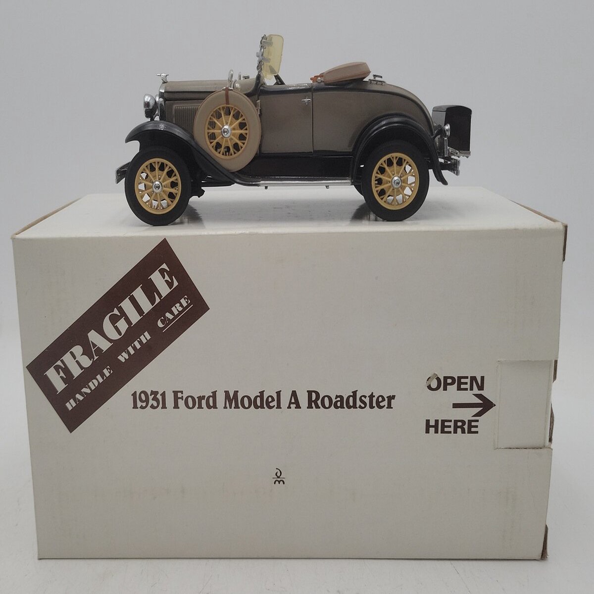 Danbury Mint 1931 1:24 1931 Ford Model A Roadster EX/Box