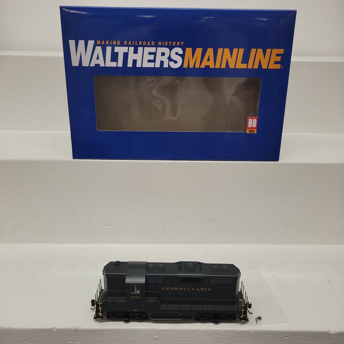Walthers 910-10487 HO Pennsylvania EMD GP9 PhII Diesel Locomotive #7054 EX/Box