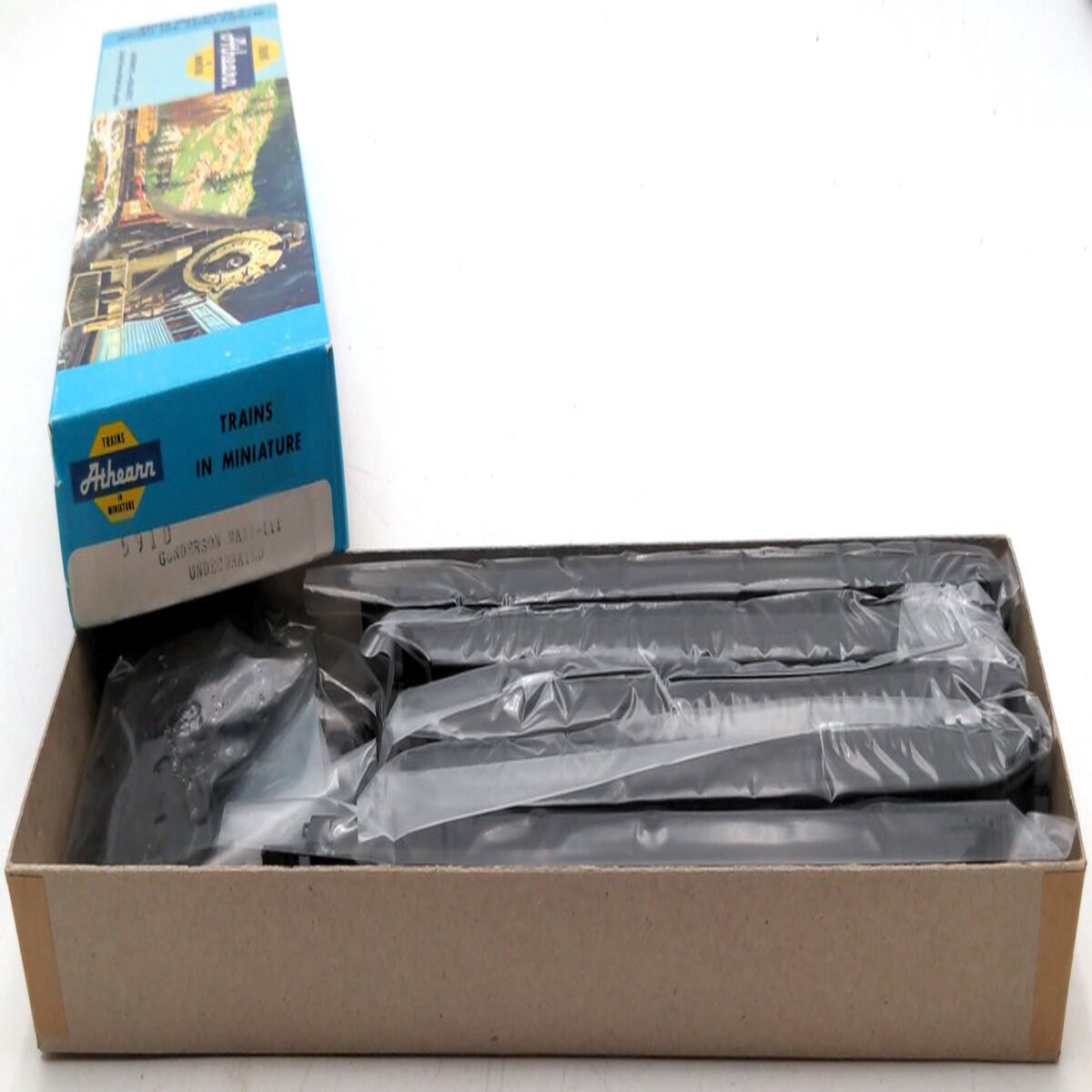 Athearn 5910 HO Scale Gunderson Maxi 3 5-Unit Well Car Kit Undecorated Kit