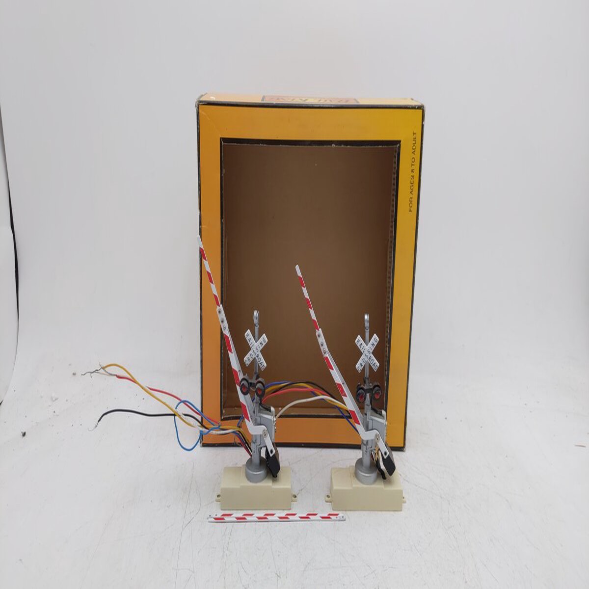 MTH 30-11012 O Gauge Operating Crossing Gates Signal (Box of 2) EX/Box