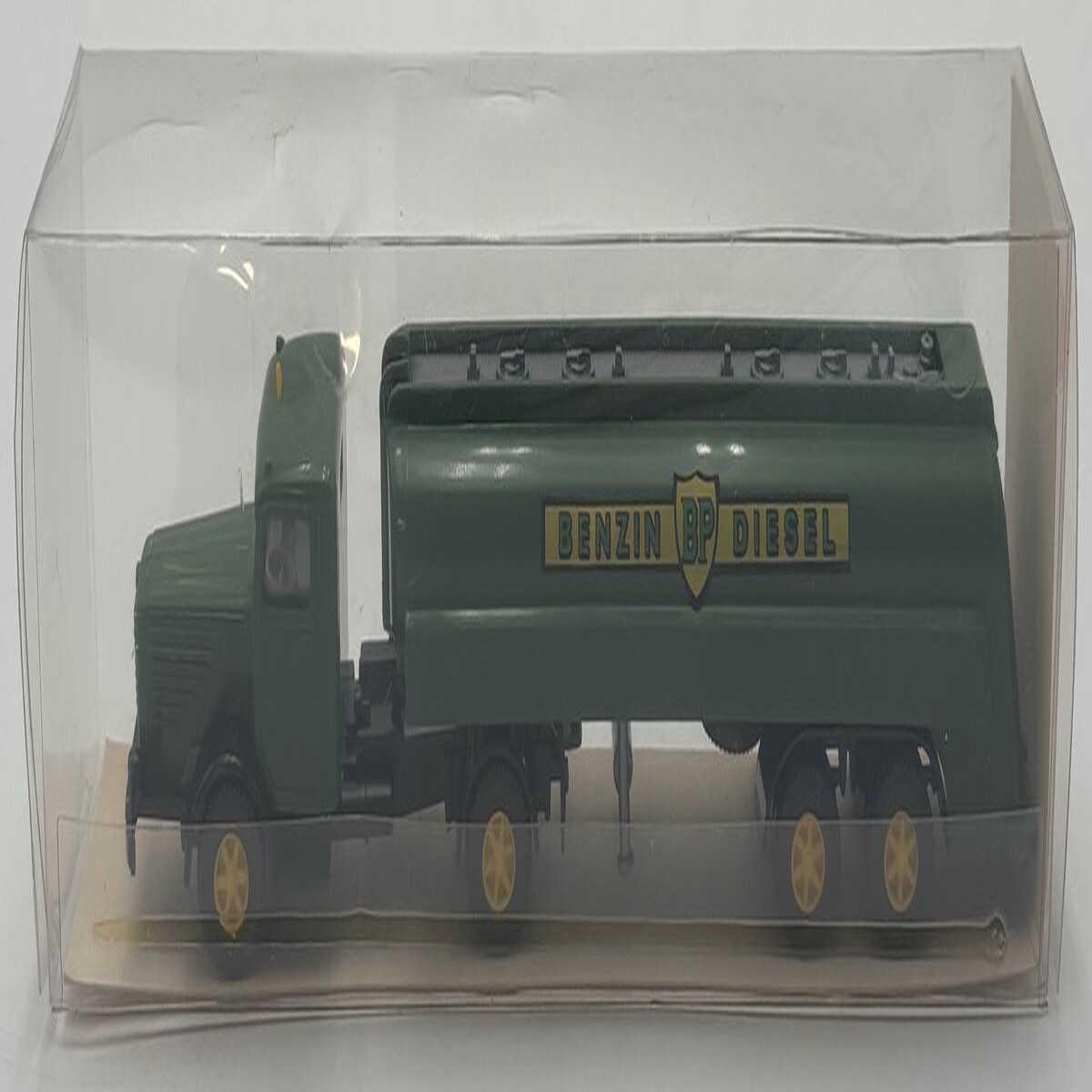 Wiking 26882 HO Bussing BP Tanker Truck