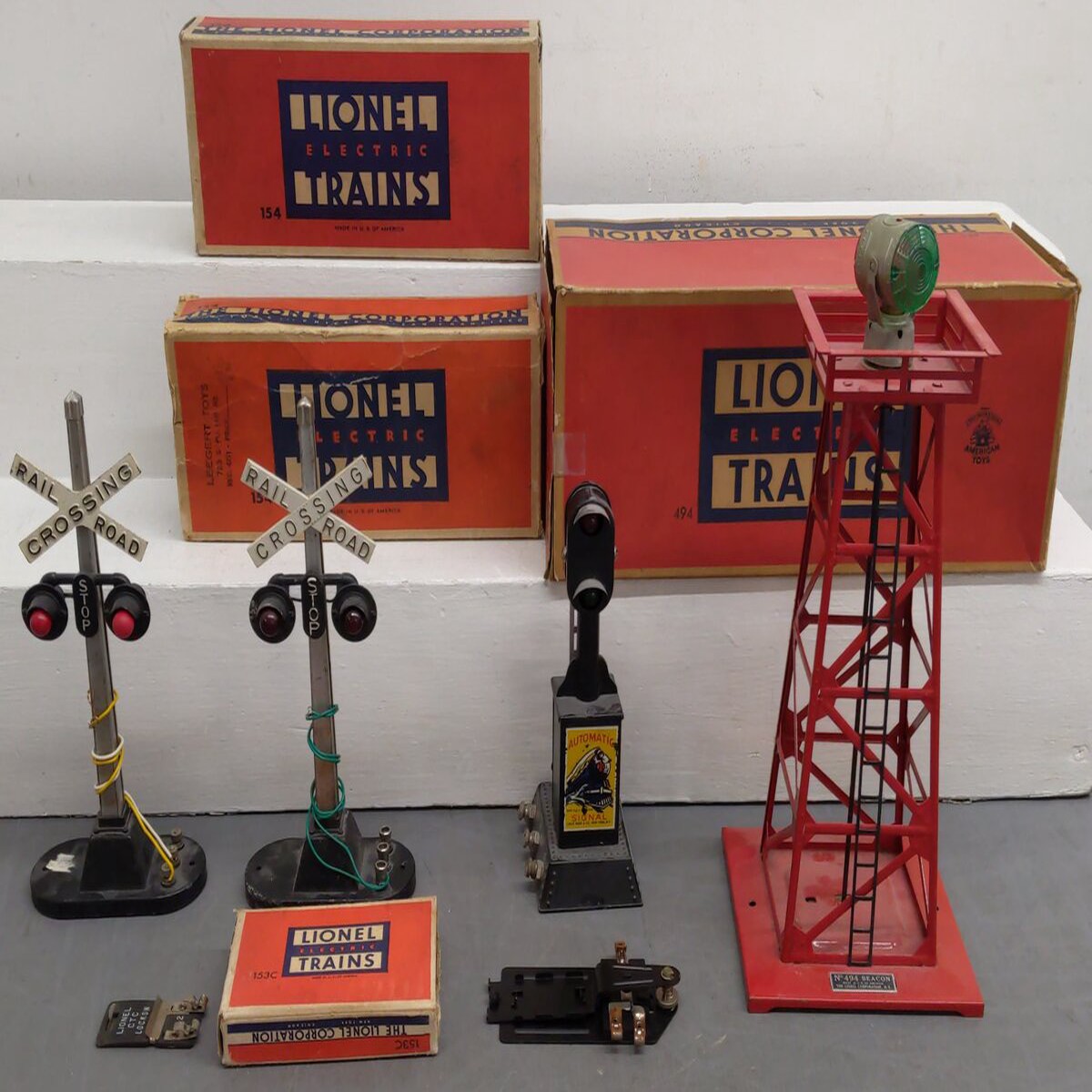 Lionel O Gauge Assorted Vintage Accessories #154, & #494 [5] VG/Box