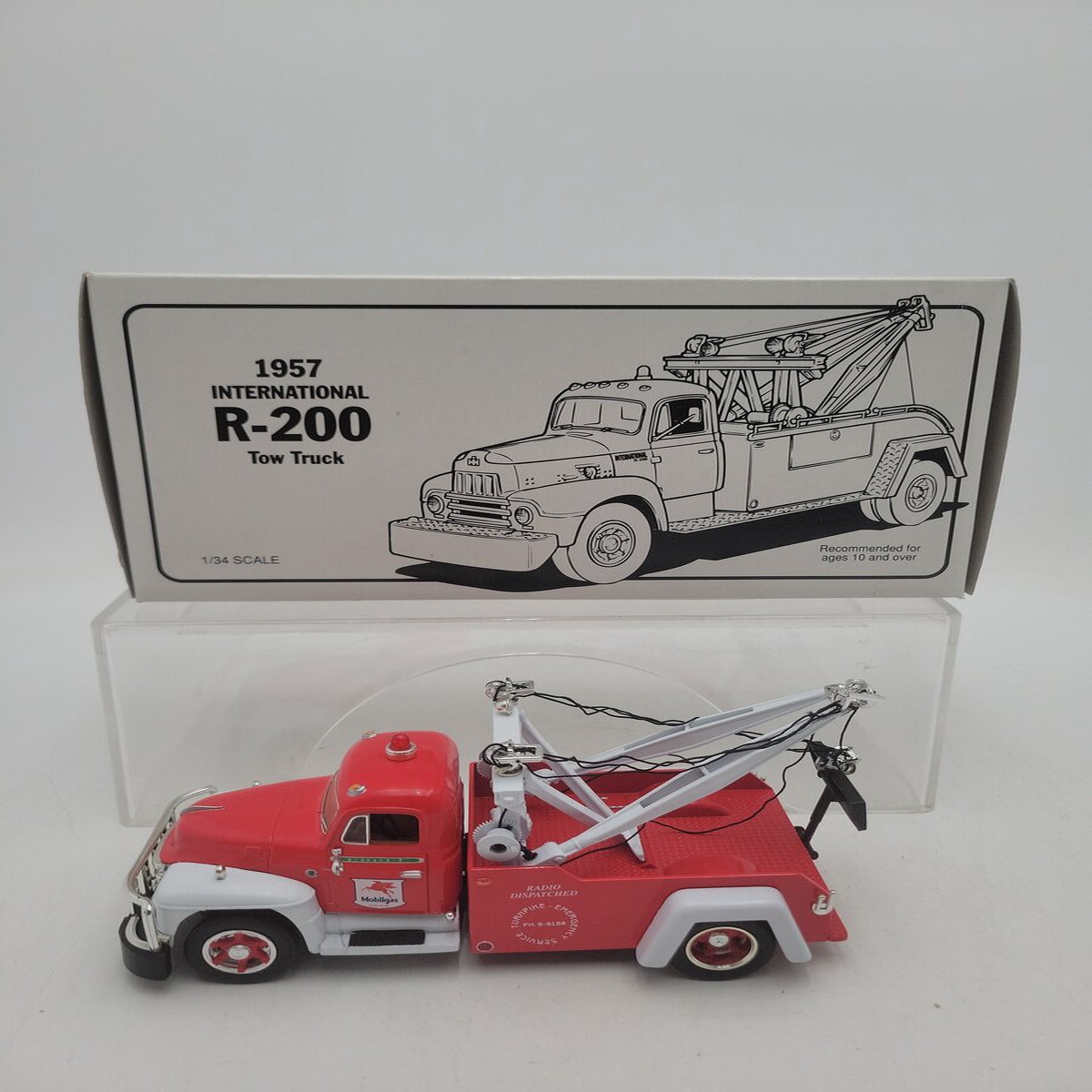 First Gear 18-1381 1:34 Scale Mobil Service 1957 International R-200 Tow Truck EX/Box