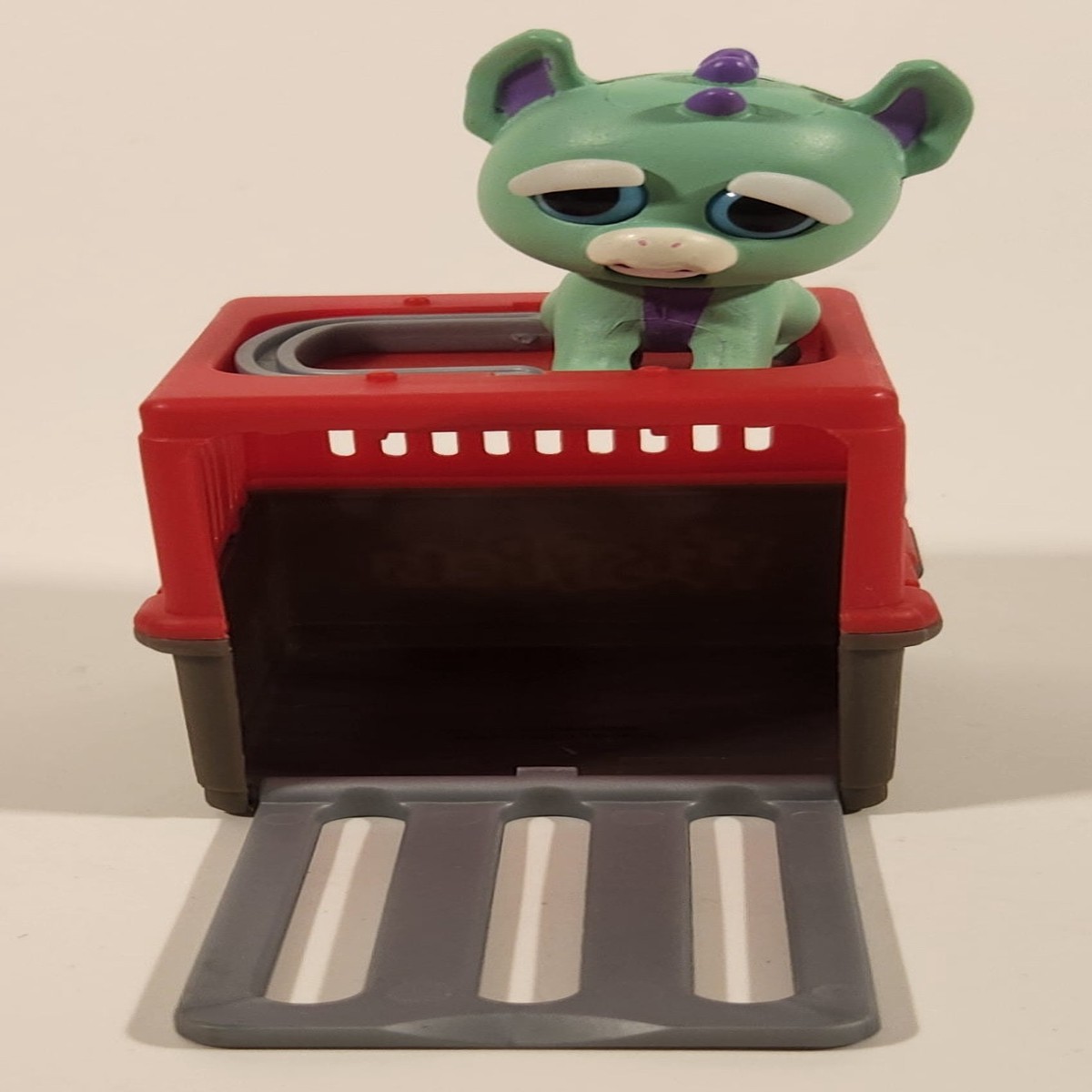 2018 Jazwares Feisty Pets Mini Misfits Ferdinand Flamefart Dragon 1 7/8" Toy Figure with Moving Mouth and Eyes Including Red Carrier Crate