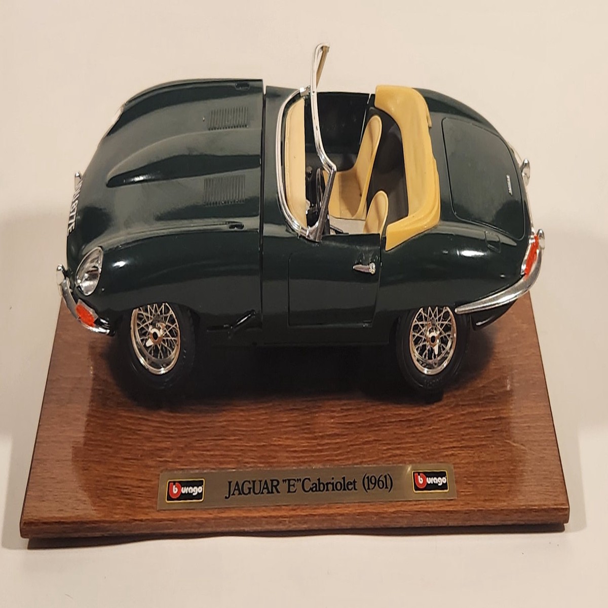 Burago 1961 Jaguar "E" Cabriolet Green 1/18 Scale Die Cast Toy Car Vehicle on Wood Display Stand JDU 877E