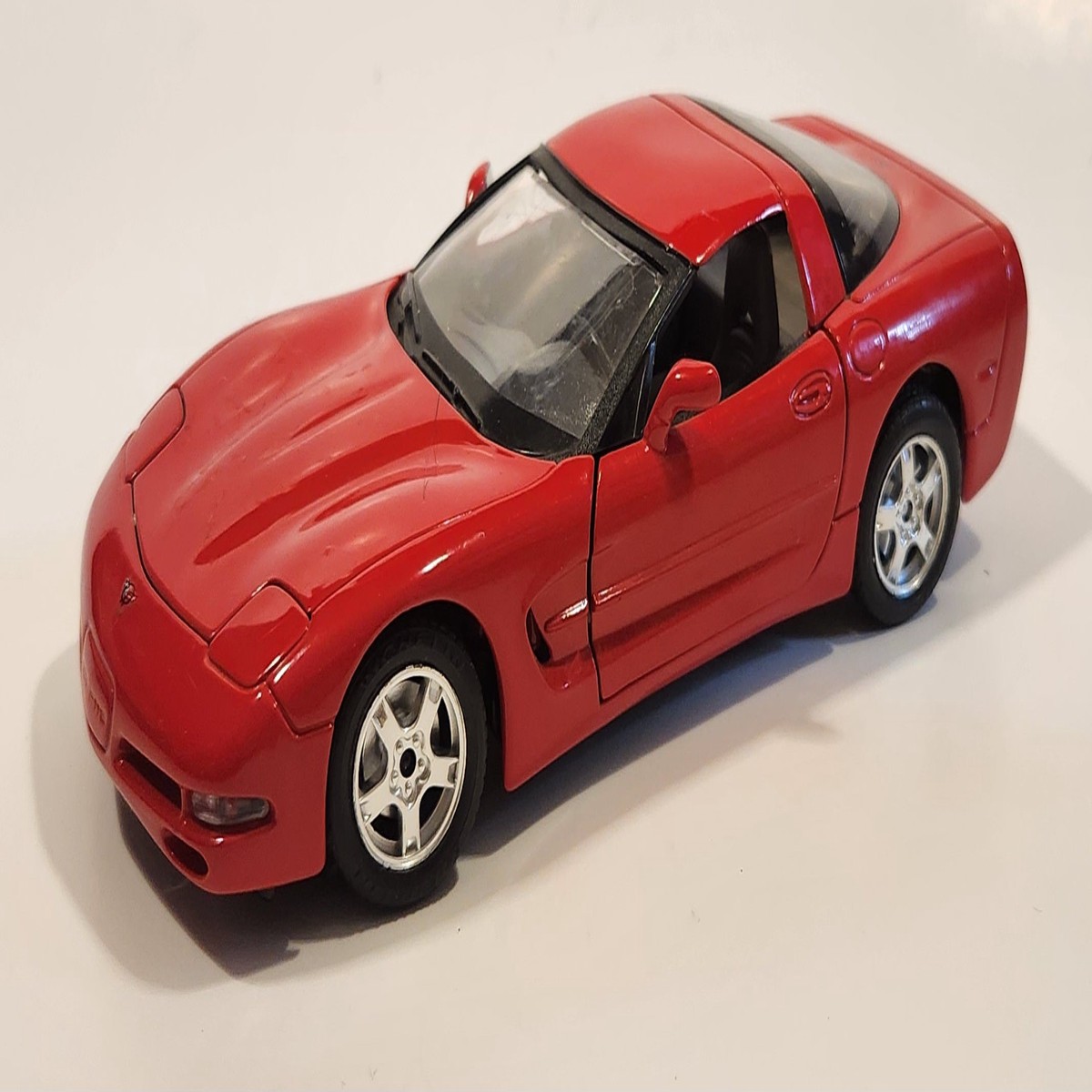 Burago 1997 Chevrolet Corvette Red 1/24 Scale Die Cast Toy Car Vehicle with Opening Doors and Hood
