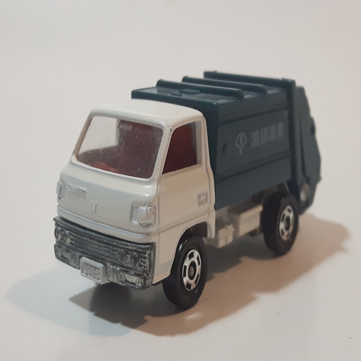 Tomy Tomica No. 10 Mitsubishi Canter Garbage Refuse Truck White and Blue 1:72 Scale Die Cast Toy Car Vehicle Made in Japan