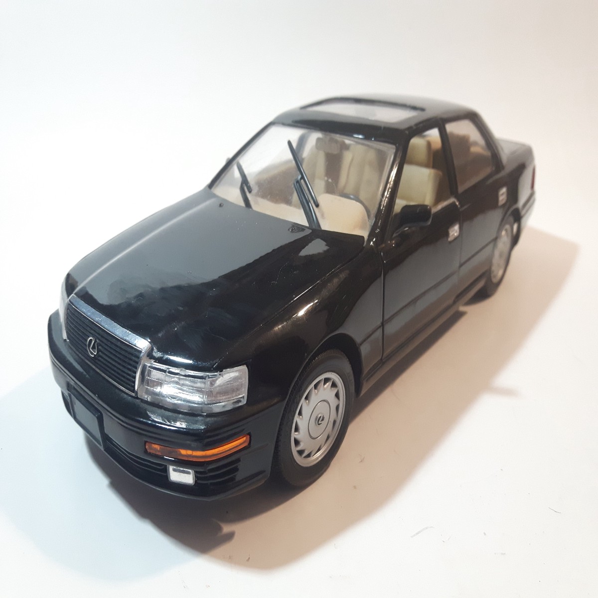 Yatming Road Tough No. 92038 1989 Lexus LS 400 1/18 Scale Black Die Cast Toy Car Vehicle