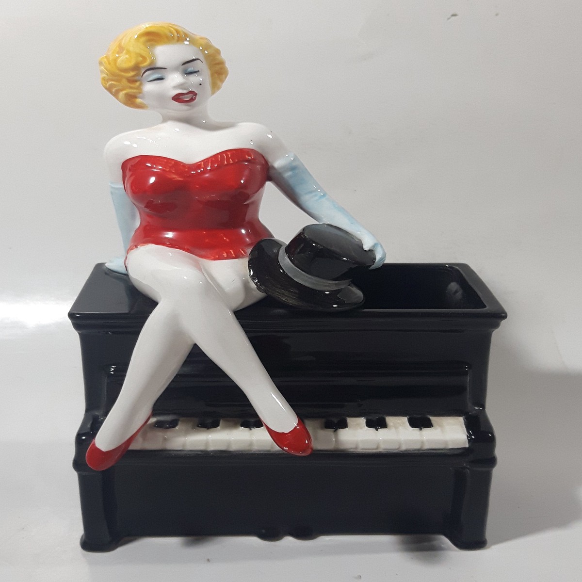 Rare 1983 Vandor Marilyn Monroe Sitting On A Black Piano 7 1/4" Tall Ceramic Pen Holder